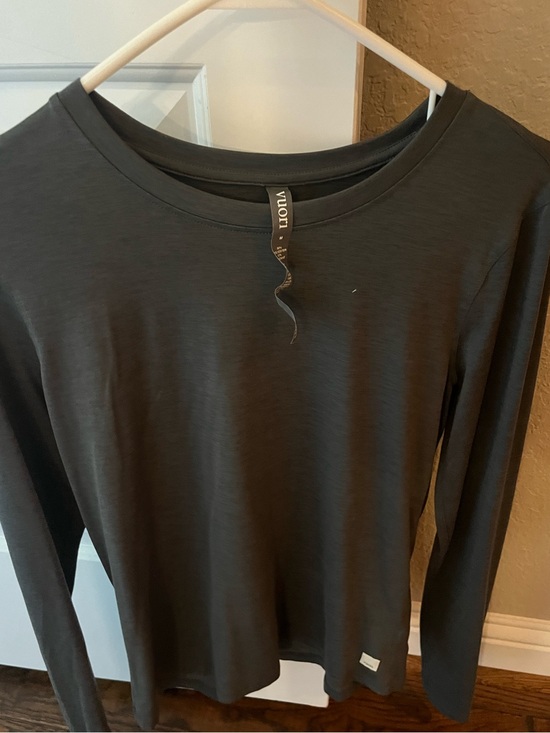Vuori Tops - Vuori Long Sleeve Crewneck Top in Charcoal